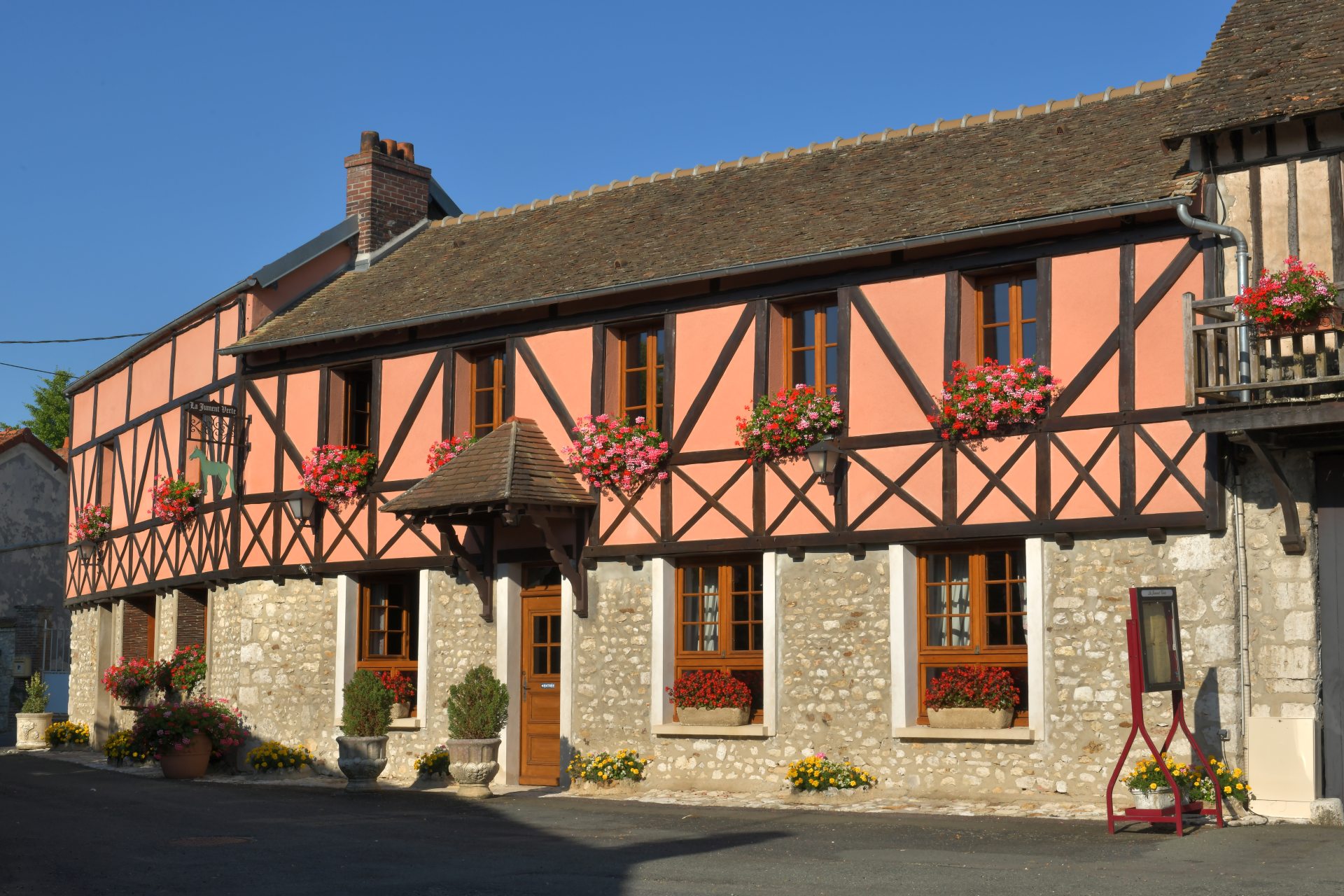 Restaurant la Jument Verte in Montchauvet